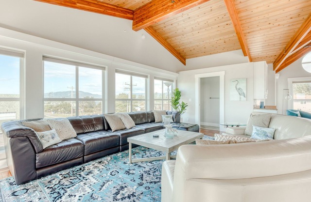 Elegant home with sauna, private hot tub & ocean views - accessible by elevator