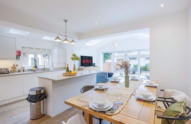 Elegant House in Excellent Location Sleeps 8 Free Parking Fast Wifi VirginTV