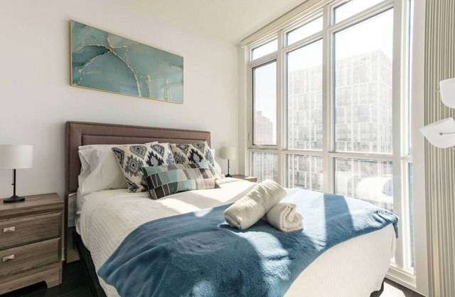 Elegant Lakeview - One Free Parking