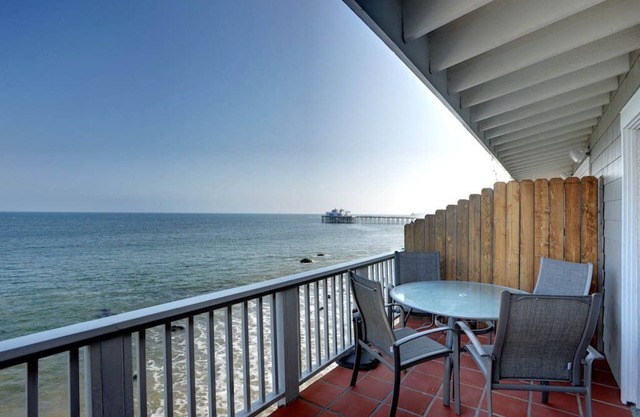Elegant Oceanfront Penthouse on Dry Sandy Carbon Beach - Orca