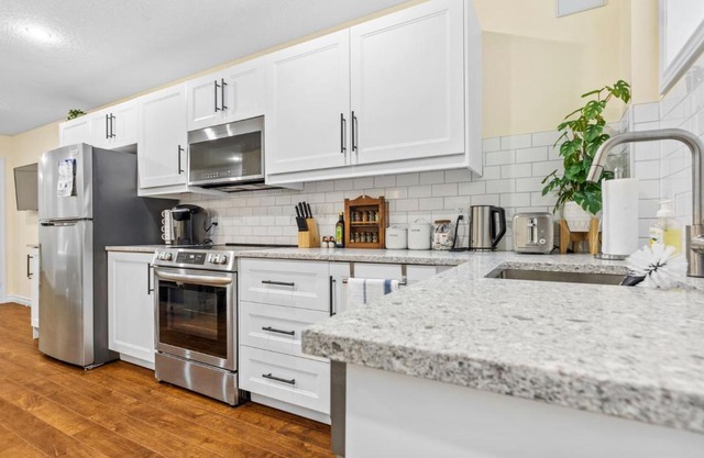 Elegant & Private Apartment - Short Walk From Downtown