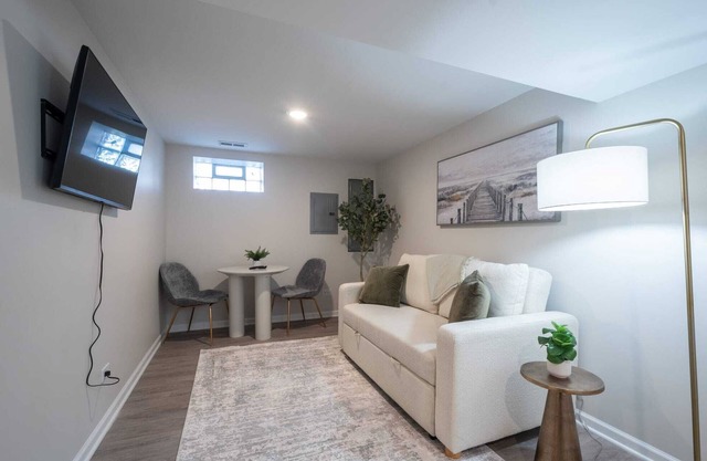 Elegant & Stylish 1 Bed & 1 Bath Apartment ~25 Minutes from Downtown Chicago