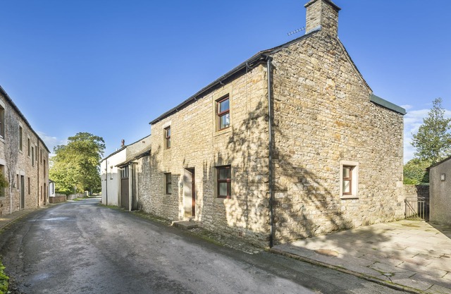 ELLWOOD HOUSE, pet friendly, with a garden in Caldbeck