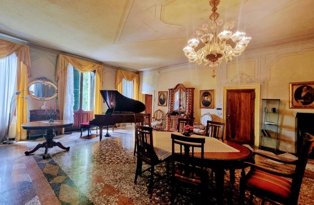 Enchanting 18th century villa with private parking a few km from Venice