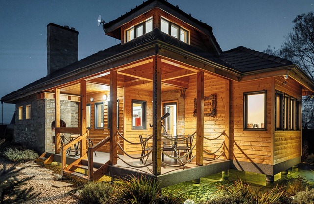 Enchanting Villa near lake with outside HotTub