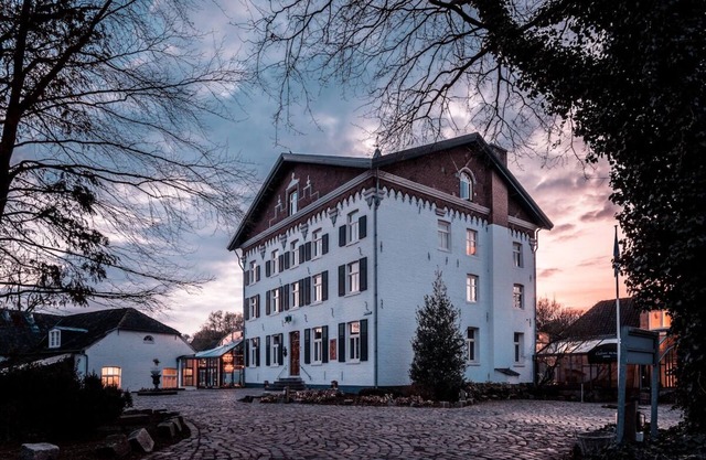 Enjoy a Quiet Stay with Greenery All Around! Free Parking and Onsite Dining!