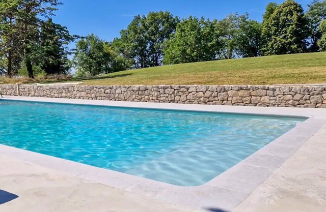Enjoy a wonderful time in this child-friendly country house with pool and panoramic views.