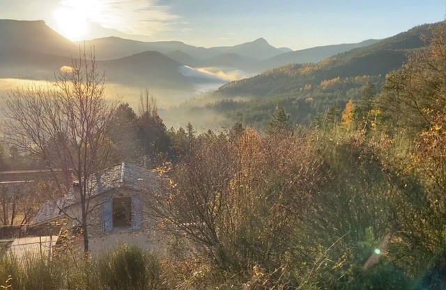 Enjoy an authentic Provencal cabanon set in a hectare with a magnificent view!