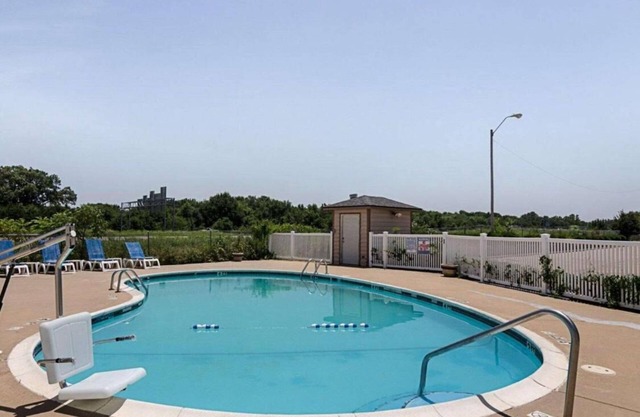 Enjoy Free Breakfast at Charming Inn in Van Buren | 2 Affordable Rooms