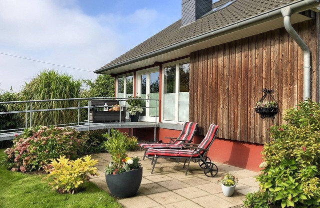 Enjoy your relaxing vacation in our 5-star "villa kunterBUNT" in the tranquil village of Grödersby, only 350 m from the Schlei, in the middle of the idyllic hilly landscape of the Angeln region with the whole family and your loved ones.