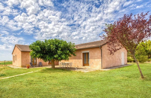 Enjoy your vacation in this inviting cottage with beautiful views of the countryside.