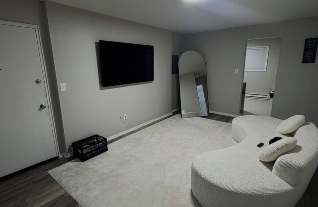 Enjoyable 2-bedroom apartment with AC in Hazel Park