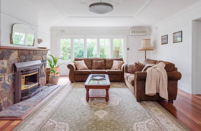 Entire executive villa in Upper Ferntree Gully sleeps 10