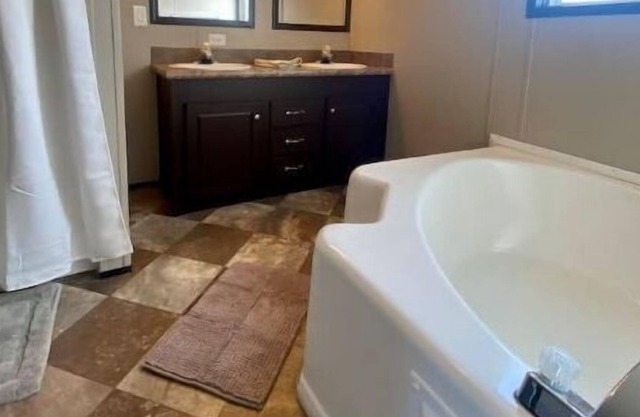 Entire home available in a quiet location. Close to LSU and airport.