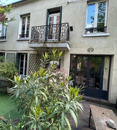 Entire Parisian garden house, Vincennes