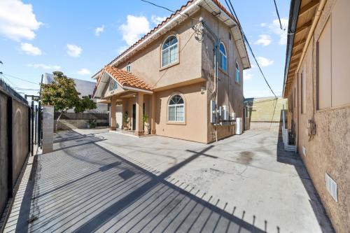 Entire Spacious 4-Bedroom 4-Bath House w Garage, Gated Yard