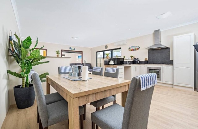 Entire Spacious 4 BR Home near Beach, Foreshore, City Centre- Fantastic Location