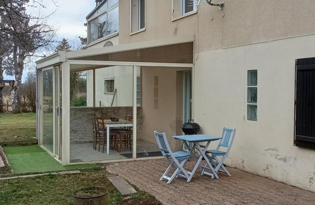 Entre Puy-de-Dôme et Corrèze Appartement pour 4 personnes avec terrasse et jardin
