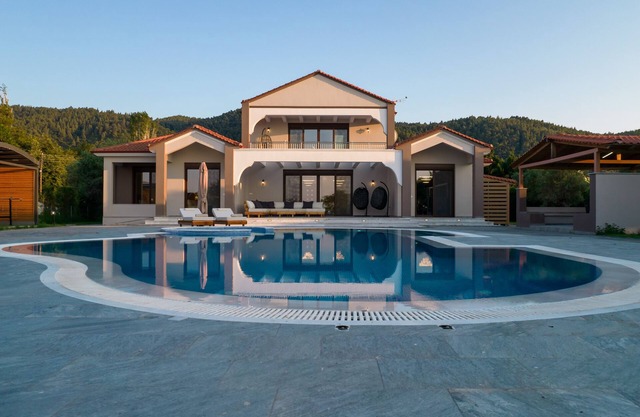 Epavli Alexandros: Luxurious Beachfront Villa in Vourvourou.