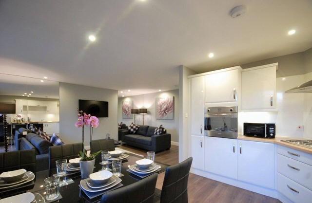 EPI - 3 BED EN-SUITE CRAIGIEBURN PARK (BALCONY)