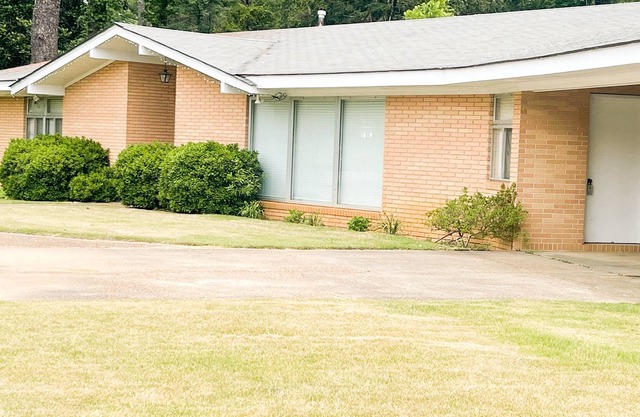 Escape: Relaxing 3-BR Home near Meridian & Casinos. Spacious, Glassed-in Patio