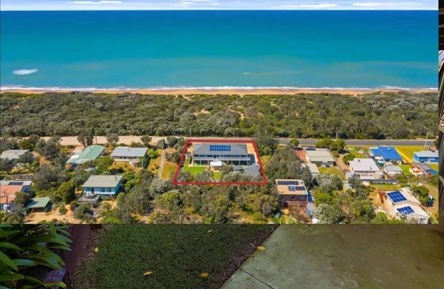 Escape to Paradise - Beach views 5bedrooms, 2 Kitchens, 2 Living, 2 Bathrooms