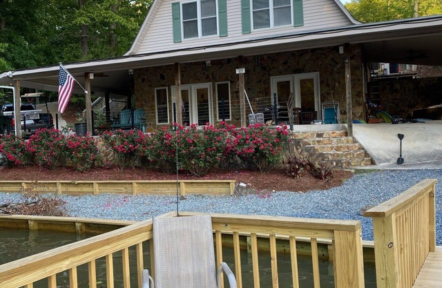 Escape to tranquility at Badin Lake