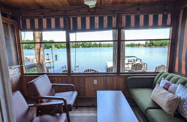 Escape to Tranquility: Lakefront cottage on a No-Wake Lake