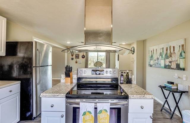 Escondido Vineyard Estate: Walk to Wineries!