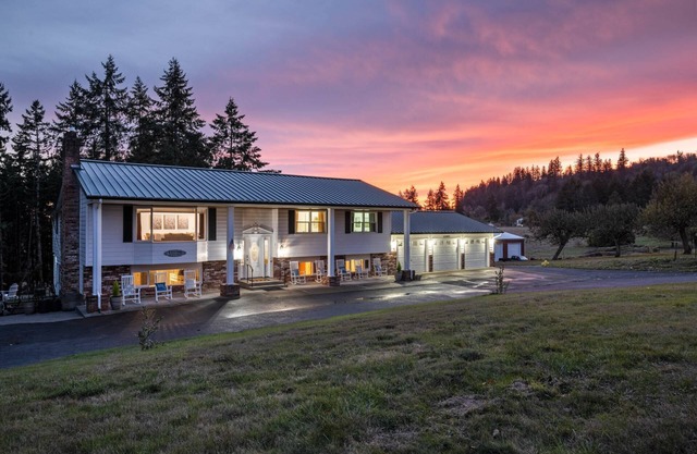 Estate Surrounded By Trees, Hills, and Farmland, w/Fire-Pits, Air Hockey, Foosball, BBQ, Pet-Friend