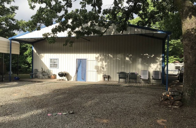 Eufaula Lake House in Quiet Neighborhood w/Private Beach