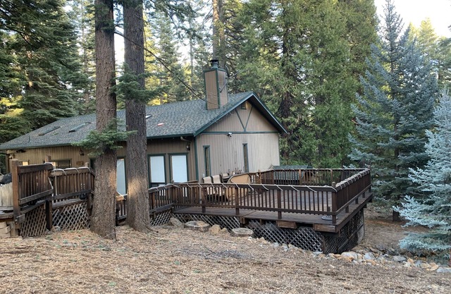 Excellent cabin with large deck 10+ guest capacity