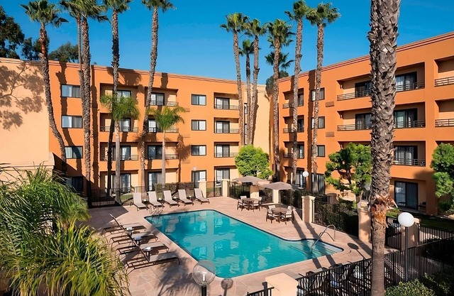 Excellent Choice! Spacious Unit, Outdoor Pool, Pets are Welcome!