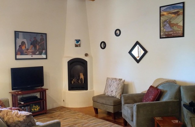 EXCELLENT REVIEWS Beautiful Casa Paloma, Plaza, Hot Tub, Ski, QUIET!