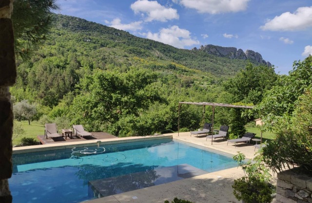 Exceptional farmhouse with swimming pool, view and large courtyard