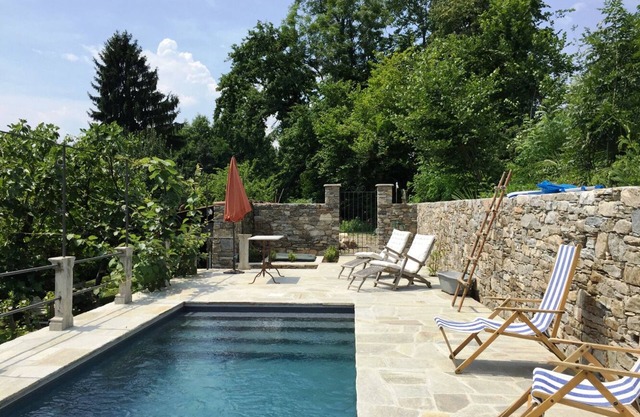 Exceptional 5½-room villa with approx. 5.000 m² park and private pool