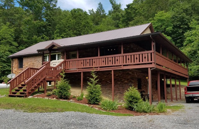 Exceptional Lodging at New River Gorge for the Ultimate Getaway- sleeps 18