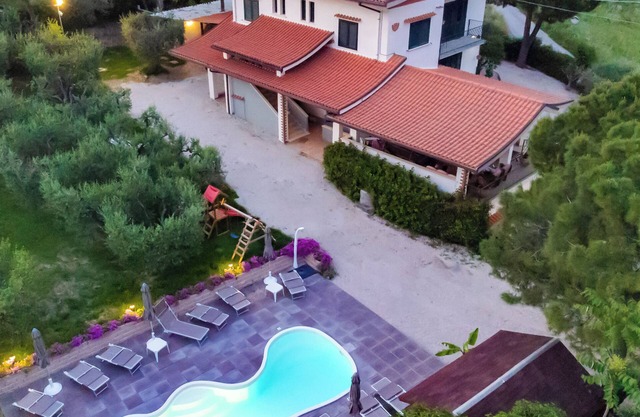 Exclusive villa with pool 5min from sea (for groups of friends and families)