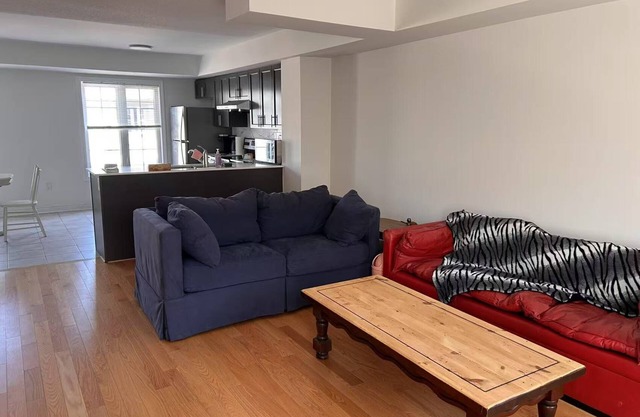 Executive townhouse next to popular provincial park, 10 minutes walk