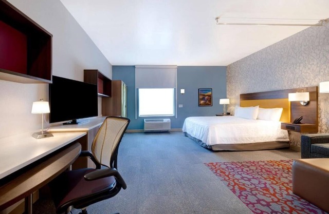 Experience the Real Vegas! Outdoor Pool, Pets Allowed, Free Breakfast!