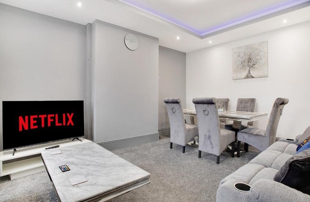 Exquisite 3-Bedroom, Newly Renovated, Sleeps 6