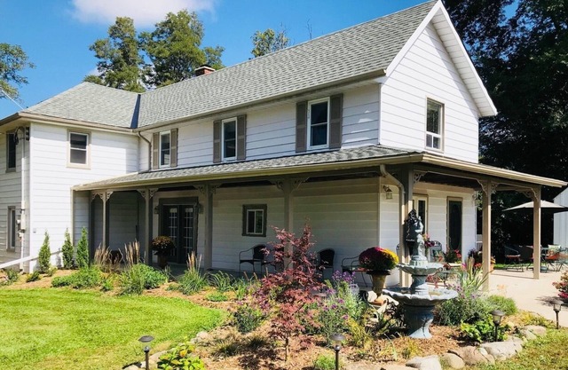 Exquisite Accommodations Farmhouse with over 100 acres