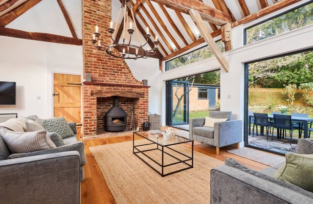 Exquisite Coach House w/vaulted ceiling & log fire
