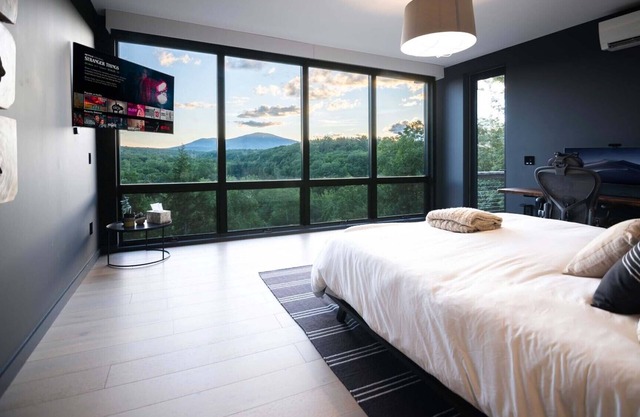 Exquisite Hudson Valley Panoramic Views, Poolside