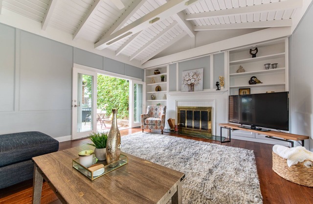 Extended stay Family home - sun room, private deck, chefs kitchen 5 min to beach