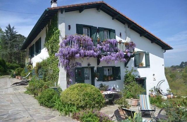 F3 ds seventeenth century Basque farmhouse charming property of 3 hectares