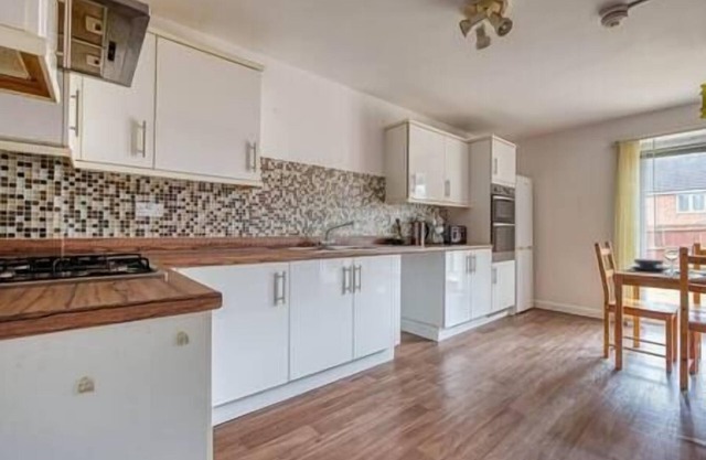 Fabulous 5 Bed House - Free WIFI