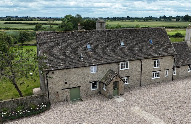 Fabulous 5* Cotswold Gem with Hot Tub. Dog friendly.