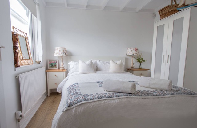 Fairlight - Charming coastal home on the beach