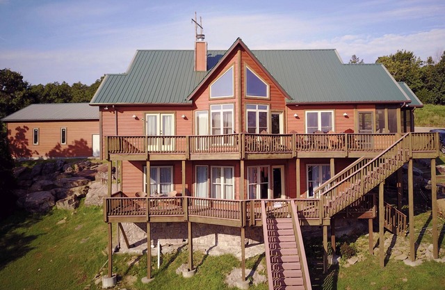 Fall foliage coming soon! Lakeside,Views,Firepit,Dock,kayaks& paddleboards